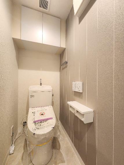 温水洗浄暖房便座付トイレ～上部に吊戸棚を設置しています。