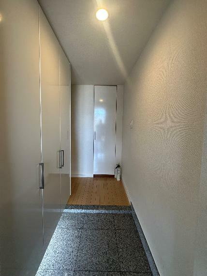 玄関を入った先が壁になっており居室部分を見られることのないプライバシーの守られた設計