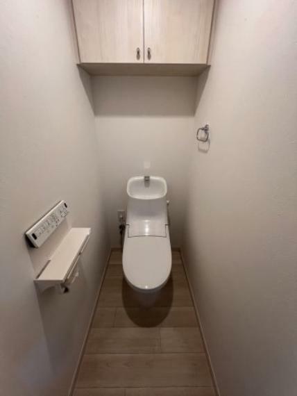 トイレ 落ち着いた内装。トイレは家族が毎日使うプライベートな空間です。清潔であることはもちろん、使いやすく居心地のいいトイレにすることで快適に過ごすことができますね 上部に収納が付いています。