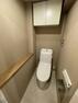 トイレ 温水洗浄便座一体型トイレ　フロアタイル貼替　上部収納棚設置