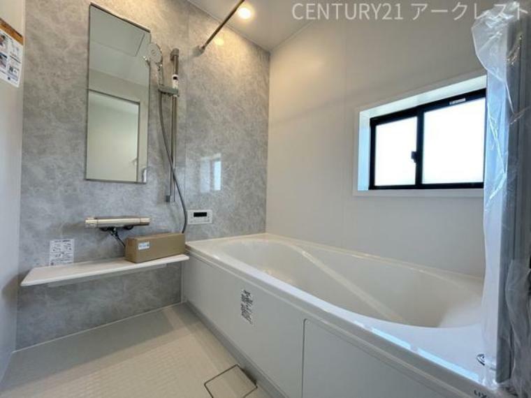 浴室 バスルームは窓のある浴室暖房乾燥機付き