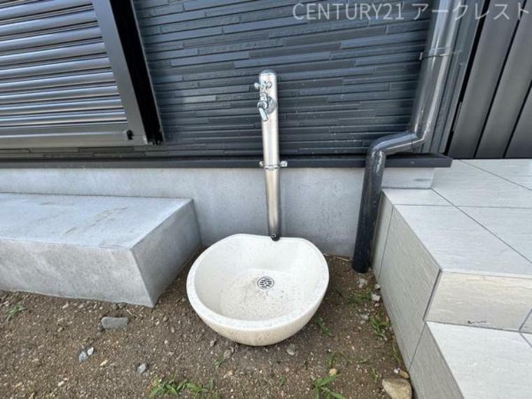 庭 洗車などに便利な外水栓付きのお庭です