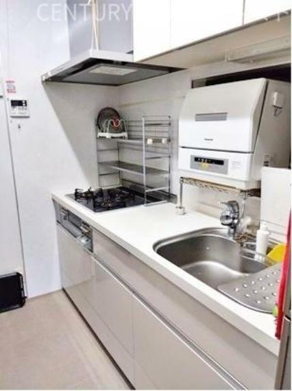 キッチン 引出し式で使いやすく吊戸棚付きで収納力あるシステムキッチンです。整理しやすくお料理中でもすぐにお鍋や調理器具を出して使うことができます。