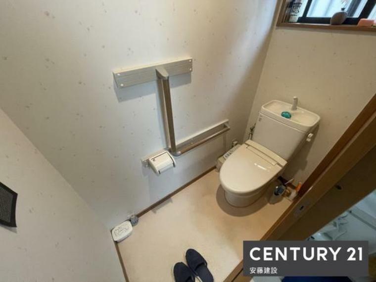 トイレ 【　トイレ　/　toilet　】 ウォッシュレット付きトイレ 明るく清潔的で、窓があり換気も素早くできます