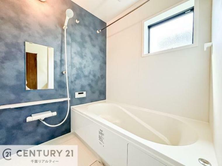 浴室 白を基調とした清潔感のあるバスルームです！曲線が柔らかく快適なバスタイムが送れます！小窓付きで換気もスムーズ！