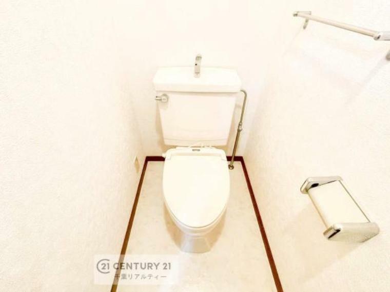 トイレ 清潔感のある色味のお手洗いです！さわやかでスッキリする空間です！お手入れがしやすいトイレです！