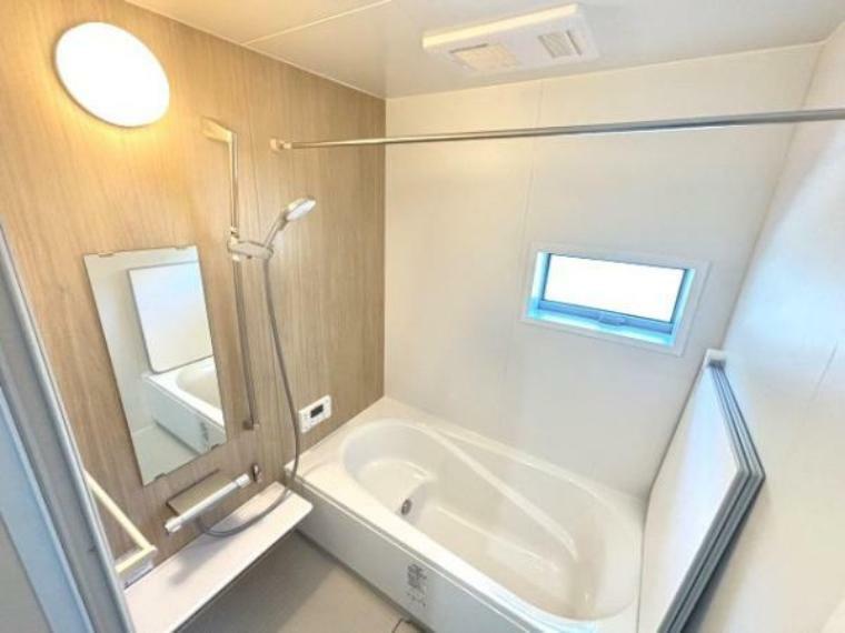 浴室 ゆったりバスで一日の疲れをリフレッシュ！飽きのこないシンプルなデザインでいつまでも綺麗にお使いいただけます。