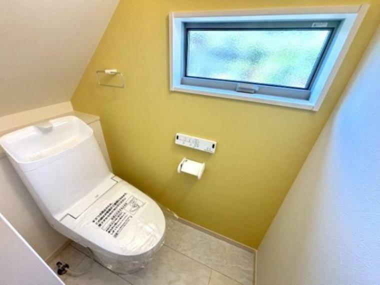 トイレ 1階トイレ　窓があり明るく通気できますね。