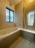 浴室 【浴室】 足を伸ばしてゆったりくつろげる広さのあるバスルーム。小窓付きで自然換気も可能です