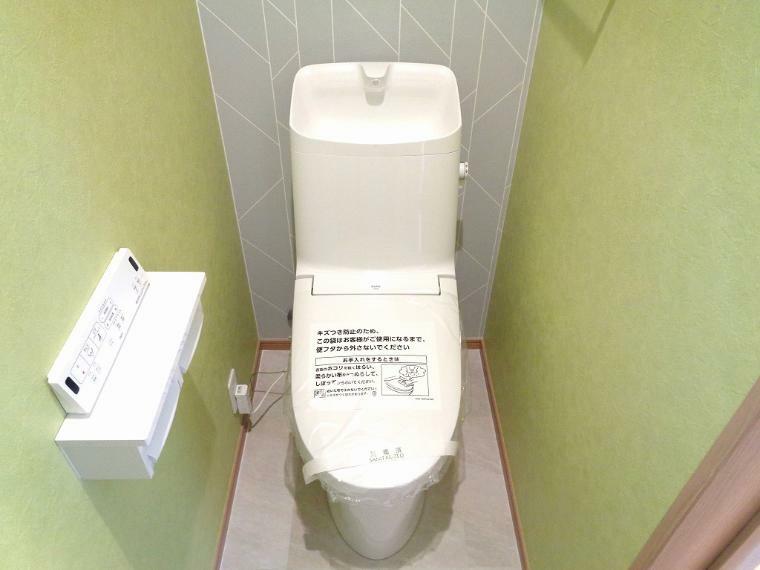 トイレ 温水洗浄便座は、冬場もあたたかいですよ！ ウォシュレット付きのトイレは便利ですね！