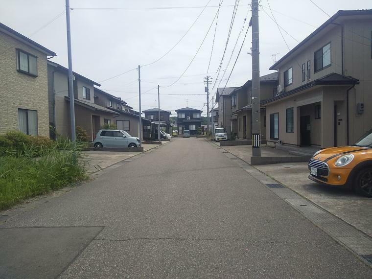 周辺の街並み 津幡町立英田小学校までは徒歩12分の緑が多い閑静な住宅地です。