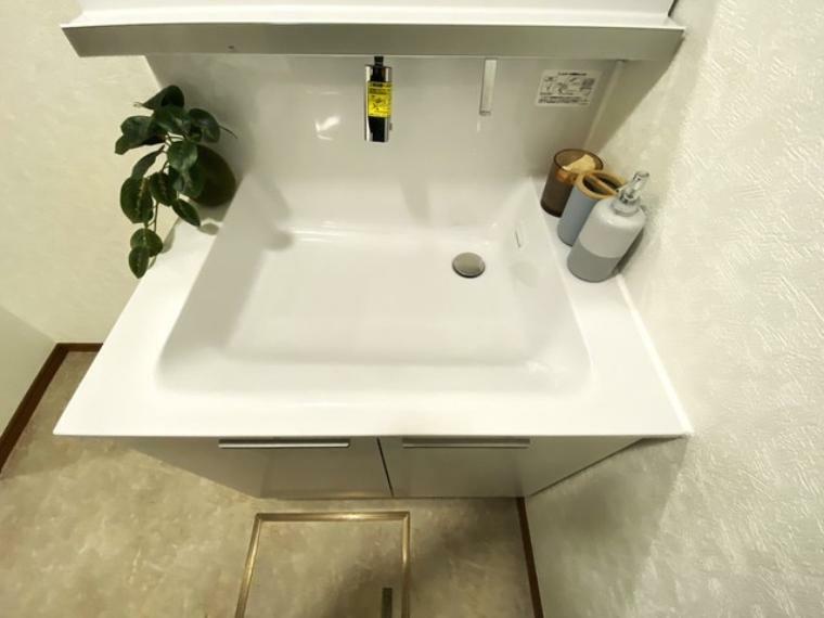 洗面化粧台は清潔感の漂うホワイトをベースカラーに、シンプルなデザインで。