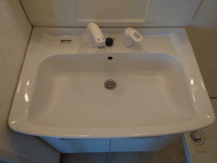 洗面化粧台 洗面化粧台は清潔感の漂うホワイトをベースカラーに、シンプルなデザインで。