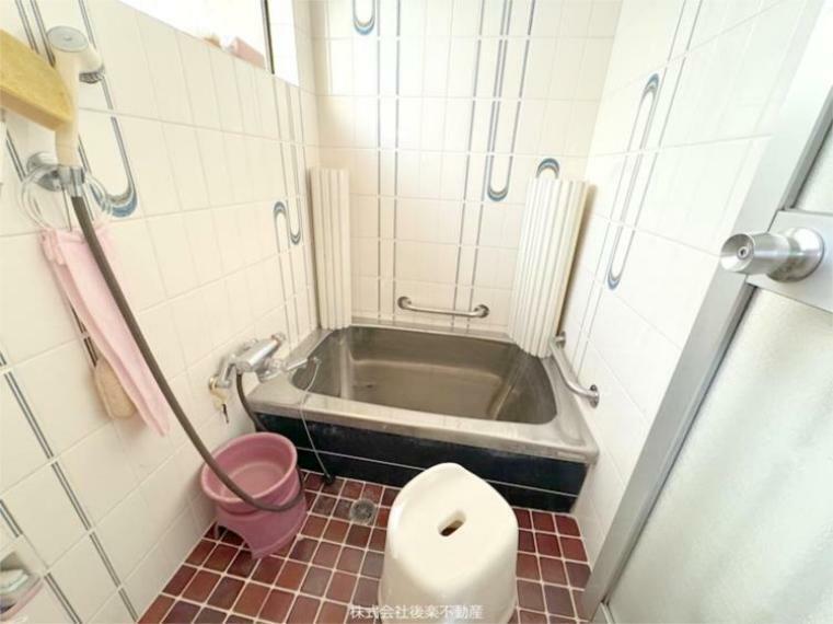 浴室 タイル張りの浴室。窓があるので換気もしやすくお掃除の際も快適。