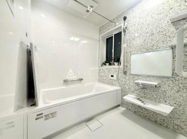 浴室 水垢が目立ちにくいデザインのユニットバスです。 浴室乾燥付きです