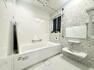 浴室 水垢が目立ちにくいデザインのユニットバスです。 浴室乾燥付きです