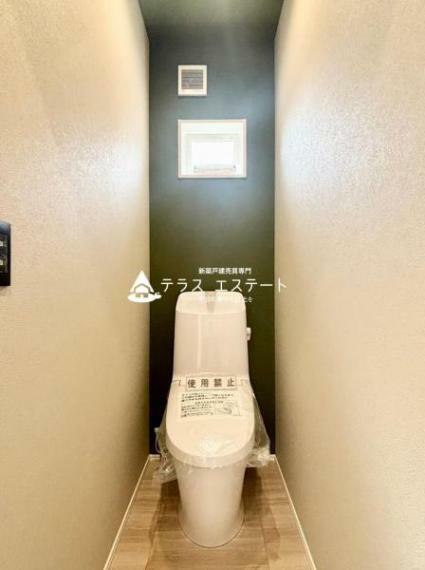 トイレ 1階トイレです。 それぞれの階で違うアクセントクロスを使用しています。