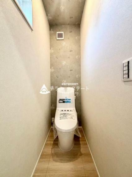 トイレ プライバシーに配慮した場所に小窓のついてトイレになります。