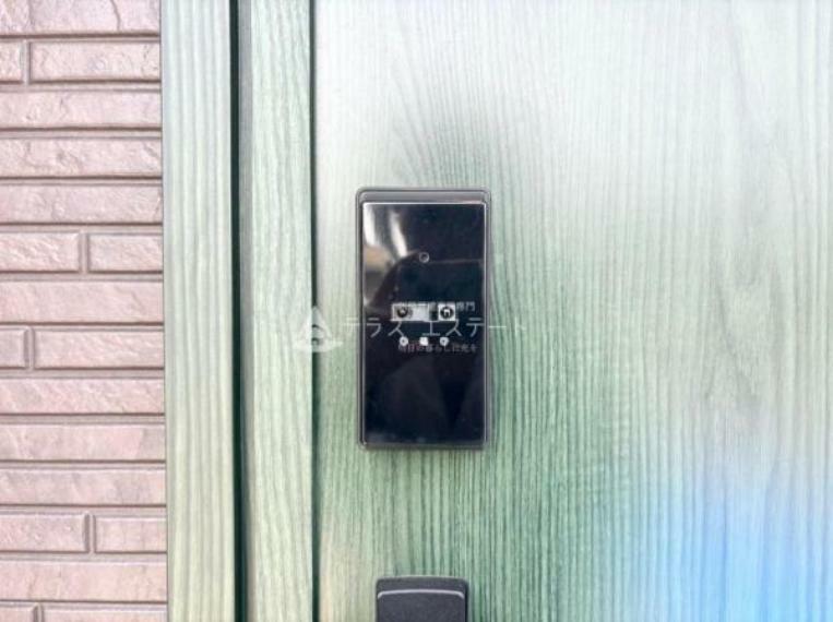 顔認証キーを採用しております。 ドアの前に立つだけでロック解除できます。