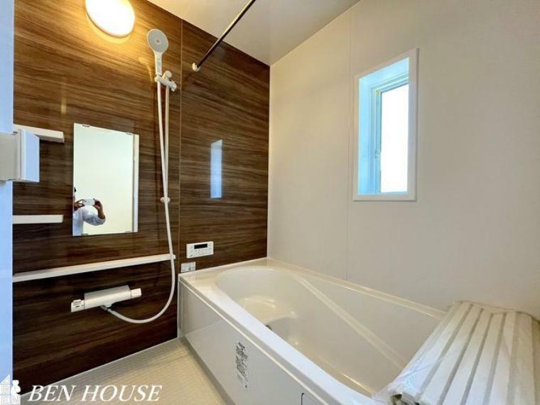 浴室 浴室・ゆったりとしたタイプの浴室には窓が設けてあり、換気も良好です。