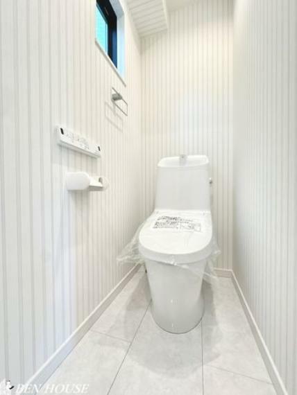 シャワートイレ・窓付きで明るく換気も充分なトイレは温水洗浄便座仕様で清潔です。