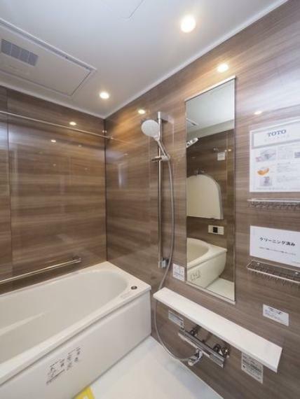 浴室 浴室暖房換気乾燥機つきのバスルームは、脱衣スペースとの温度差によるヒートショックを防ぐことができ、ご高齢のご家族や高血圧の方にも人気の設備です。