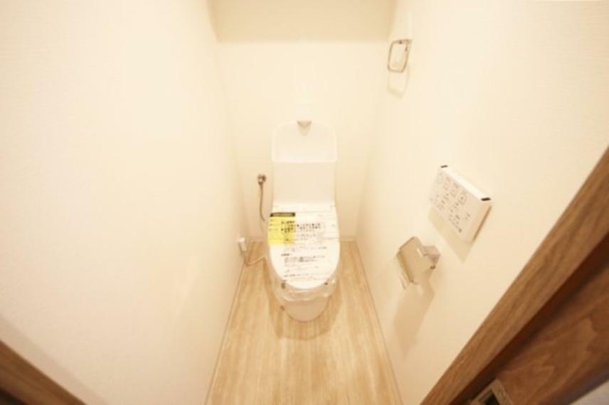 トイレ 白を基調とした清潔感あるトイレ