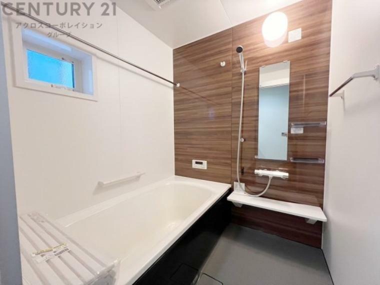 浴室 ユニットバスは省スペースでありながら、シンプルな設計と使いやすさを備え、簡便なメンテナンスが可能です。窓付きで換気にも便利です。またミラー・小物置き場もあり便利です。