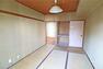 和室 南東側和室6帖［2024年5月14日撮影］あたたかみのある畳と木の天井で、ゆったりとくつろいでいただけます。