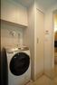 洗面化粧台 洗濯機の横にはタオル類や洗剤類の置き場にピッタリなリネン庫があります