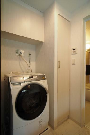 洗濯機の横にはタオル類や洗剤類の置き場にピッタリなリネン庫があります