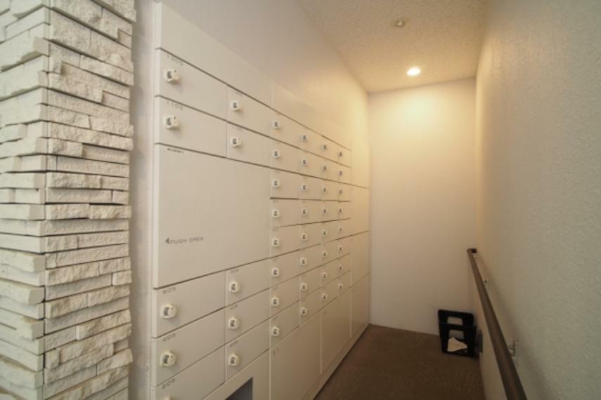 宅配ボックス・メールボックスはオートロックの内側から受け取るのでプライバシーや防犯面でも安心です