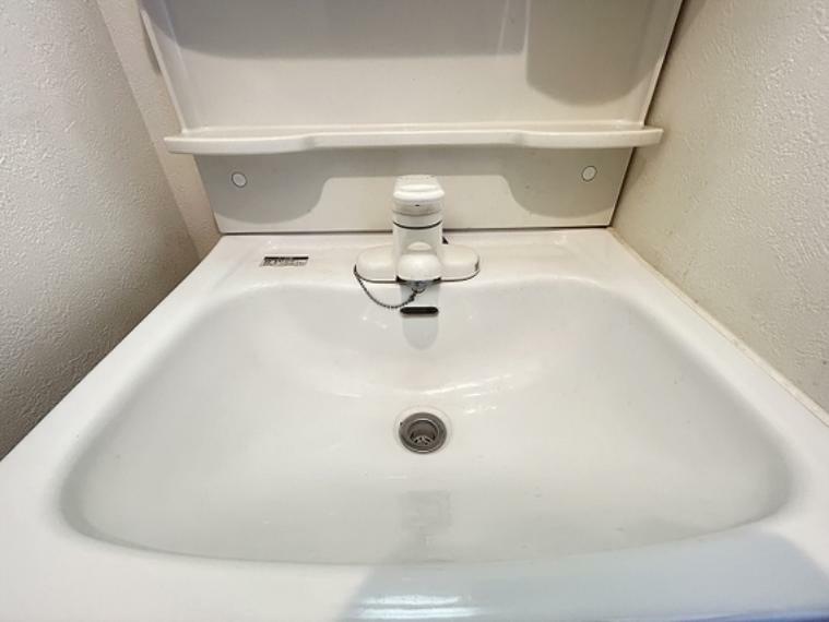 洗面化粧台 シンプルだからこそ使いやすい。スタンダードなデザインの洗面ボウルは清潔感あるオフホワイトです。