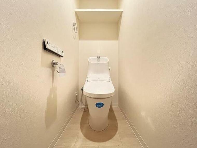 トイレ 白を基調とした、シンプルながらも落ち着くデザインのトイレです。毎日に欠かせないお手洗いだからこそ、ほっと落ち着く空間としての機能を重視しています。