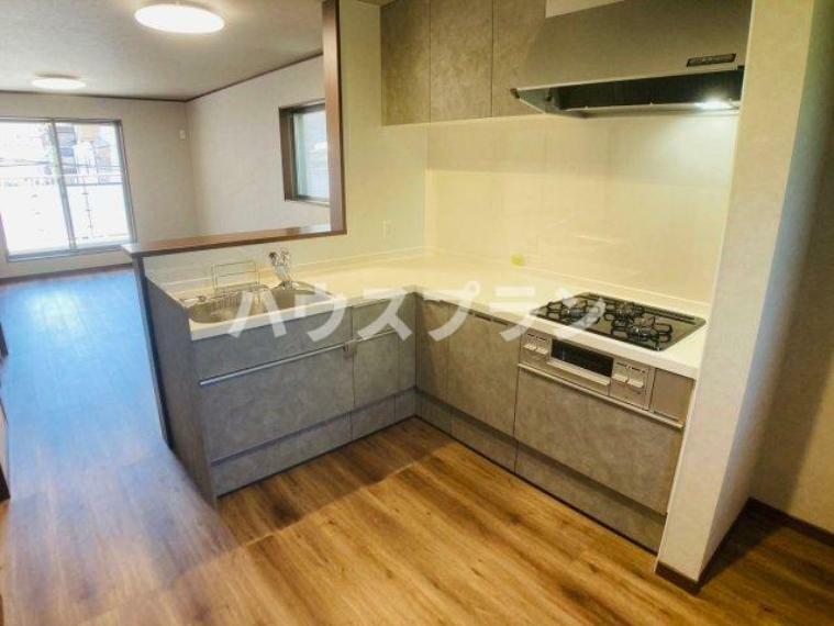 キッチン L字型のキッチンは、限られたスペースでも十分な収納スペースを確保できることが魅力の一つです。 さらに、キッチン周辺の動線がスムーズで、家事をより快適に行うことができます。