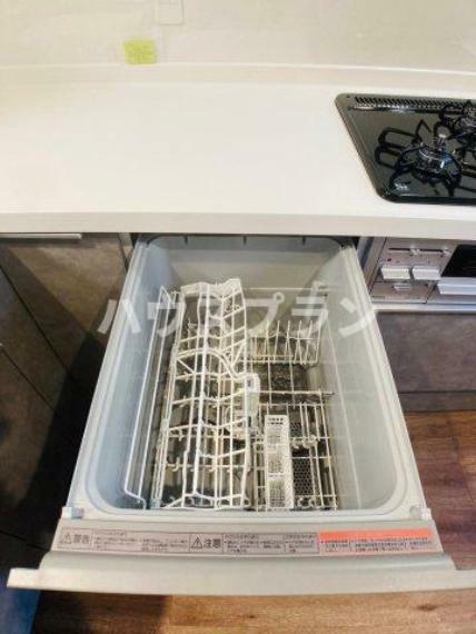 構造・工法・仕様 システムキッチンに組み込むタイプのビルトイン型食洗機。 据え置き・卓上型と異なり、キッチンまわりがすっきりするのが特徴。 設置場所を確保する必要がなく、キッチンを広く使えます。