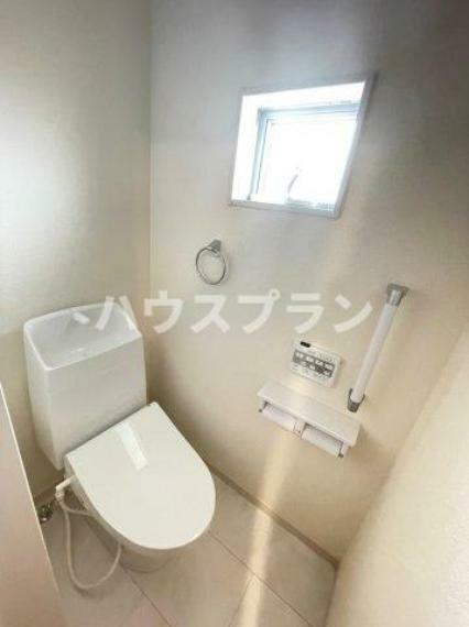 同仕様写真（内観） 同社施工例　清潔感のあるトイレ温水洗浄便座付きです