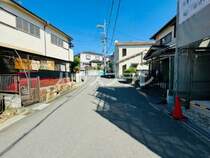 こちらの物件は北向きに面しており、前面道路の幅員は約6.0mございます。 車の行き来や車庫入れをスムーズに行うことが可能です。 災害や緊急時の際でも、通路のスペースが確保されているので安心ですね。