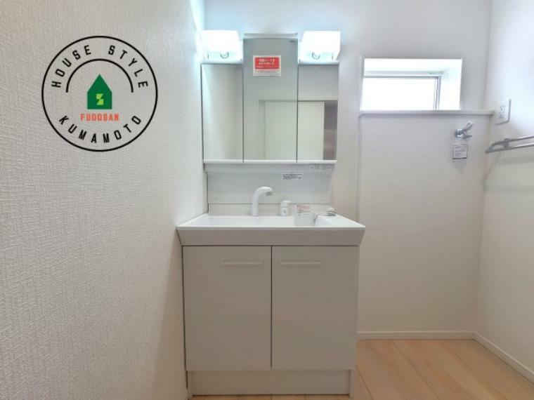 洗面化粧台 洗面所は小さなプライベートスペース。歯磨き、洗顔と毎日施す個人空間。