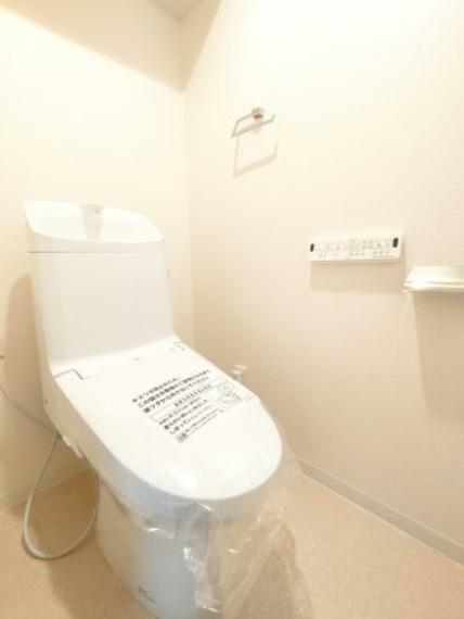 トイレ ・トイレ 　温水洗浄便座付きのトイレ。操作のしやすいリモコンタイプです。