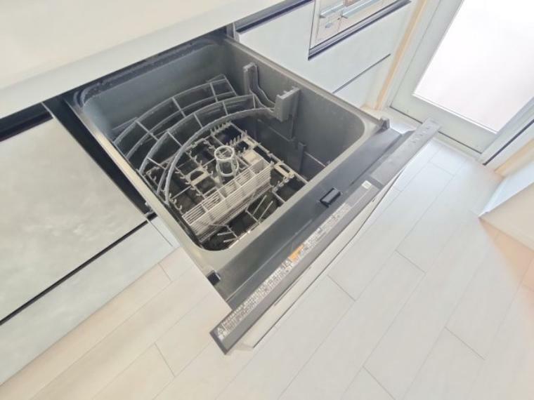 キッチン ・食洗機 　手肌に優しく、家事の時短にもなる食洗機を完備。