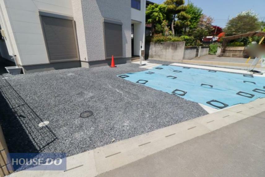 駐車場 【駐車スペース】現地完成写真。ゆったりとした駐車スペースです。