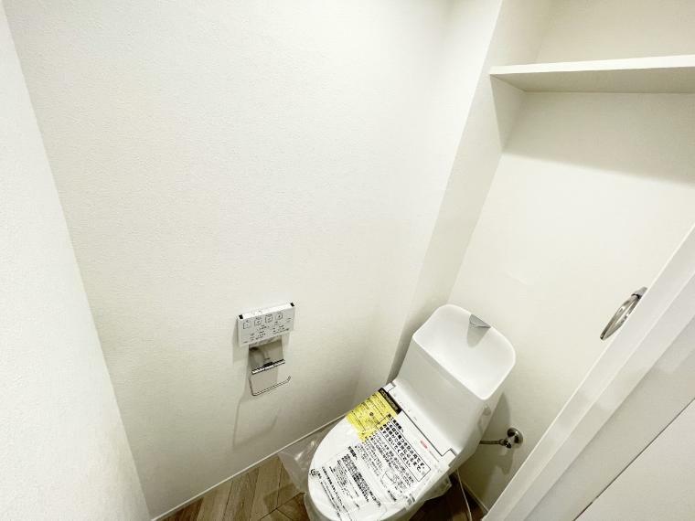 ウォシュレット機能付きの清潔感のあるトイレ。