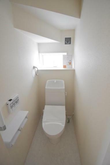 トイレ 階段下スペースを有効活用した1階トイレ。　 無駄なスペースがなく住空間を広くとっている間取りです。 手摺や収納もあります 同社施工例写真