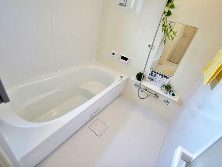 浴室 ～Bath～明るく清潔感のあるバスルームでリラックスバスタイム。バスタブにつかって寛ぎながら心と体をリフレッシュ。一日の疲れを癒してくれる清潔感のあるバスルーム。