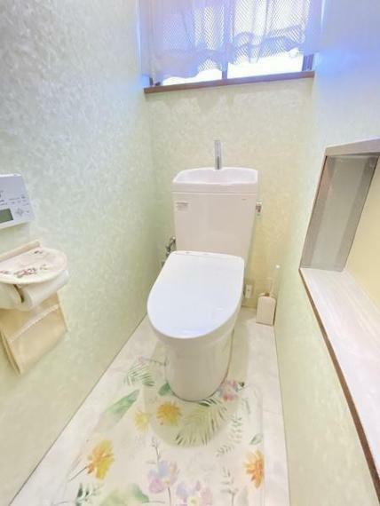 トイレ 小窓を開いて新鮮な空気を取り込めるおトイレ。明るさも確保できますね！