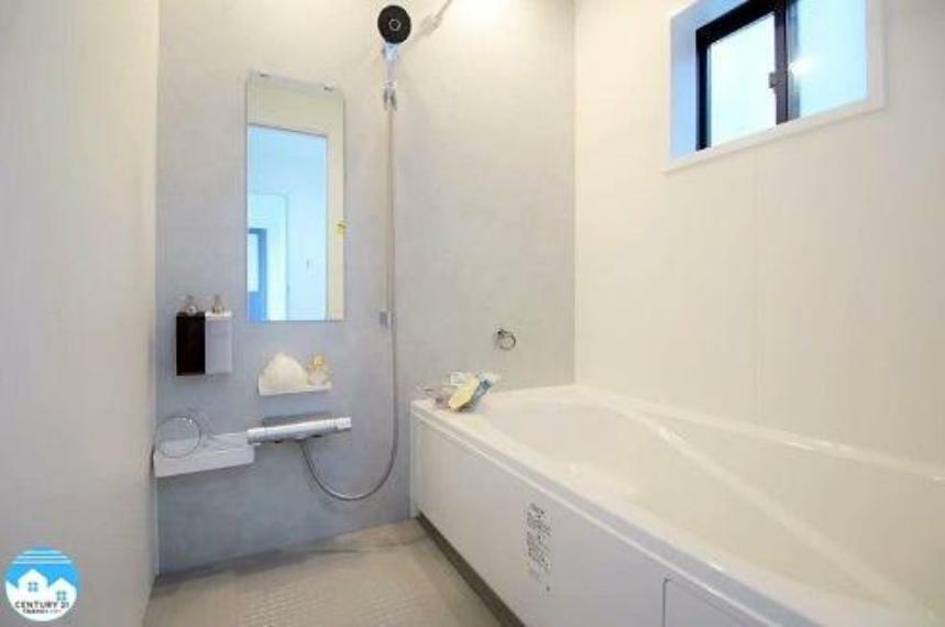 浴室 窓付きのバスルームは、採光もあり明るく気持ちの良い空間です。窓があることで、換気環境も良好。掃除もスムーズに出来ます。