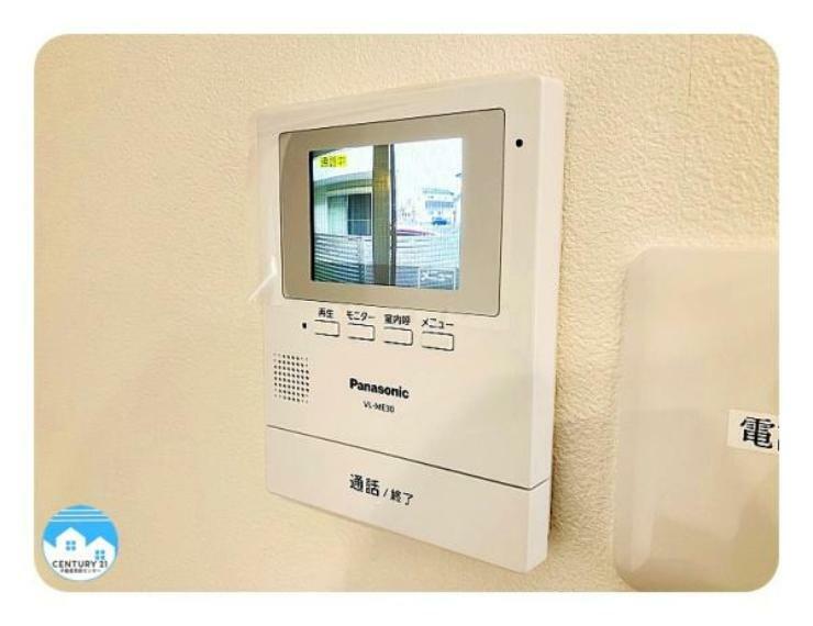 専用部・室内写真 映像と音声で玄関先の様子をチェックできるモニター機能で防犯対策もしっかりとしています。