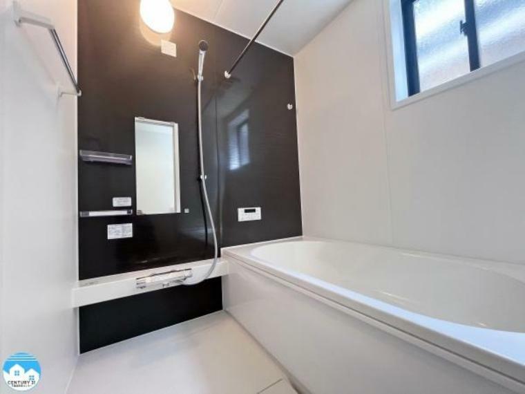 浴室 窓付きのバスルームは、採光もあり明るく気持ちの良い空間です。窓があることで、換気環境も良好。掃除もスムーズに出来ます。