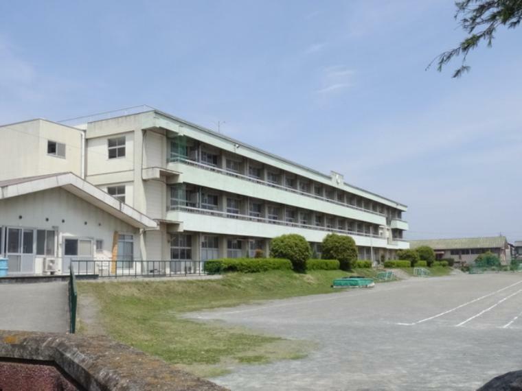 倉賀野中学校（約750m）